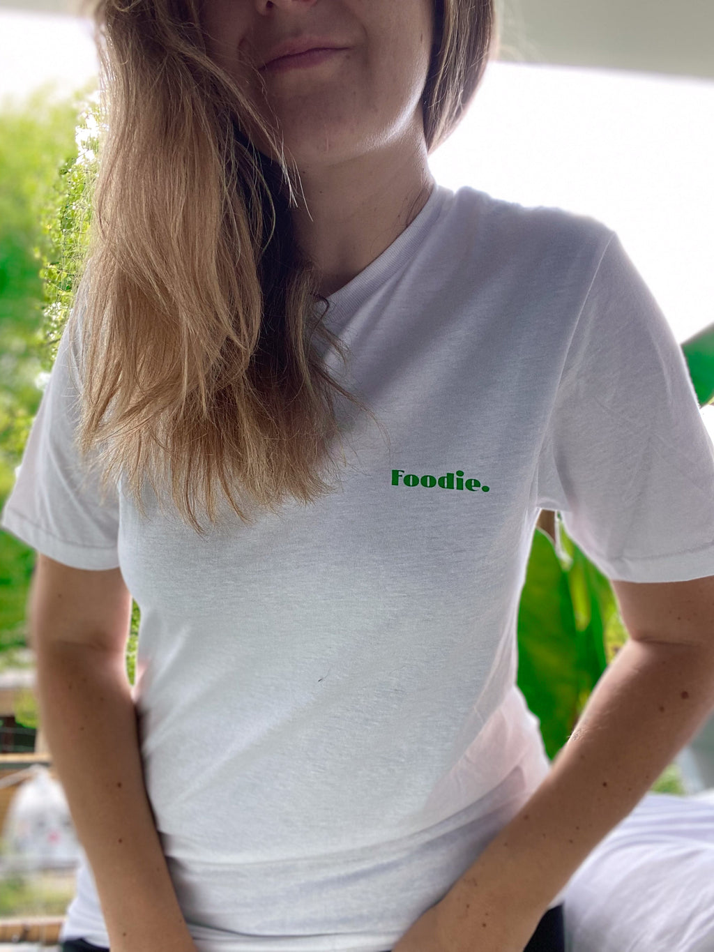T-Shirt mit dem kleinen Aufdruck "Foodie" vorne links auf der Brust